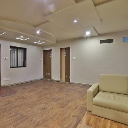 Oyo 41929 Hotel Loyal Residency Jāmnagar エクステリア 写真