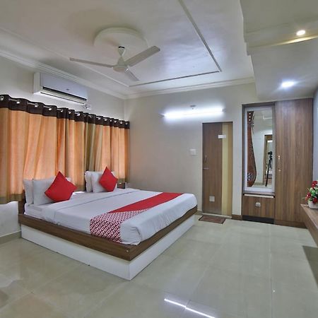 Oyo 41929 Hotel Loyal Residency Jāmnagar エクステリア 写真