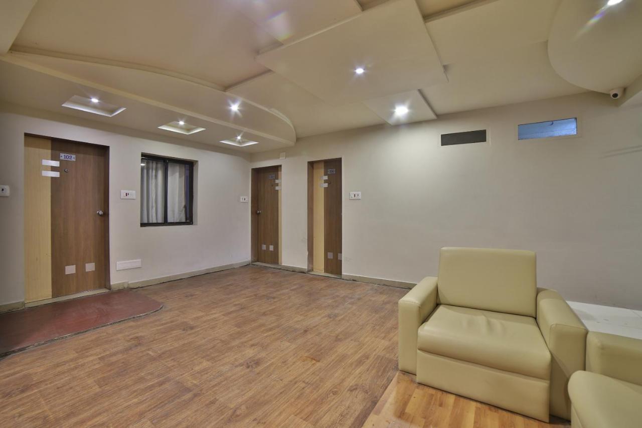 Oyo 41929 Hotel Loyal Residency Jāmnagar エクステリア 写真