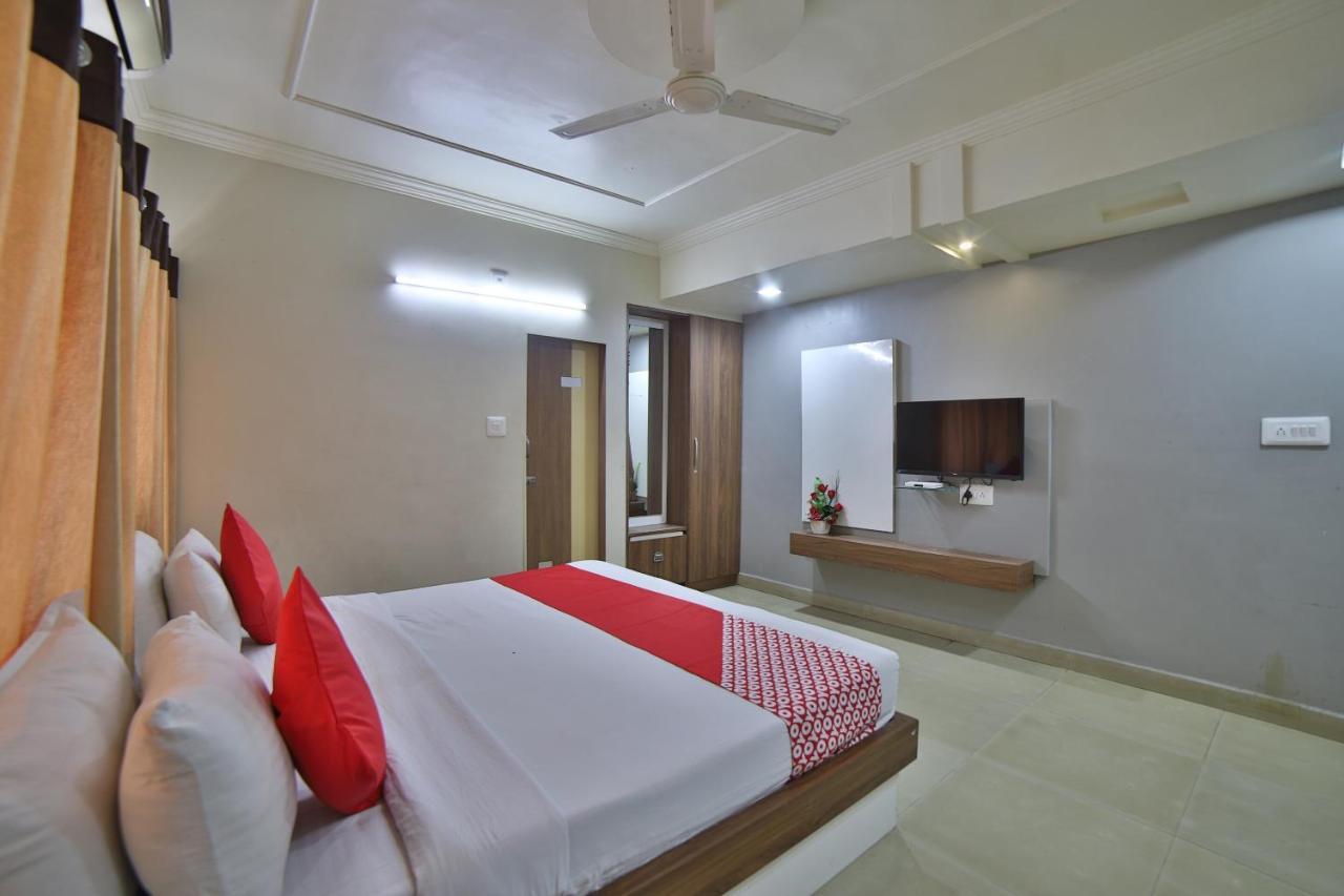 Oyo 41929 Hotel Loyal Residency Jāmnagar エクステリア 写真