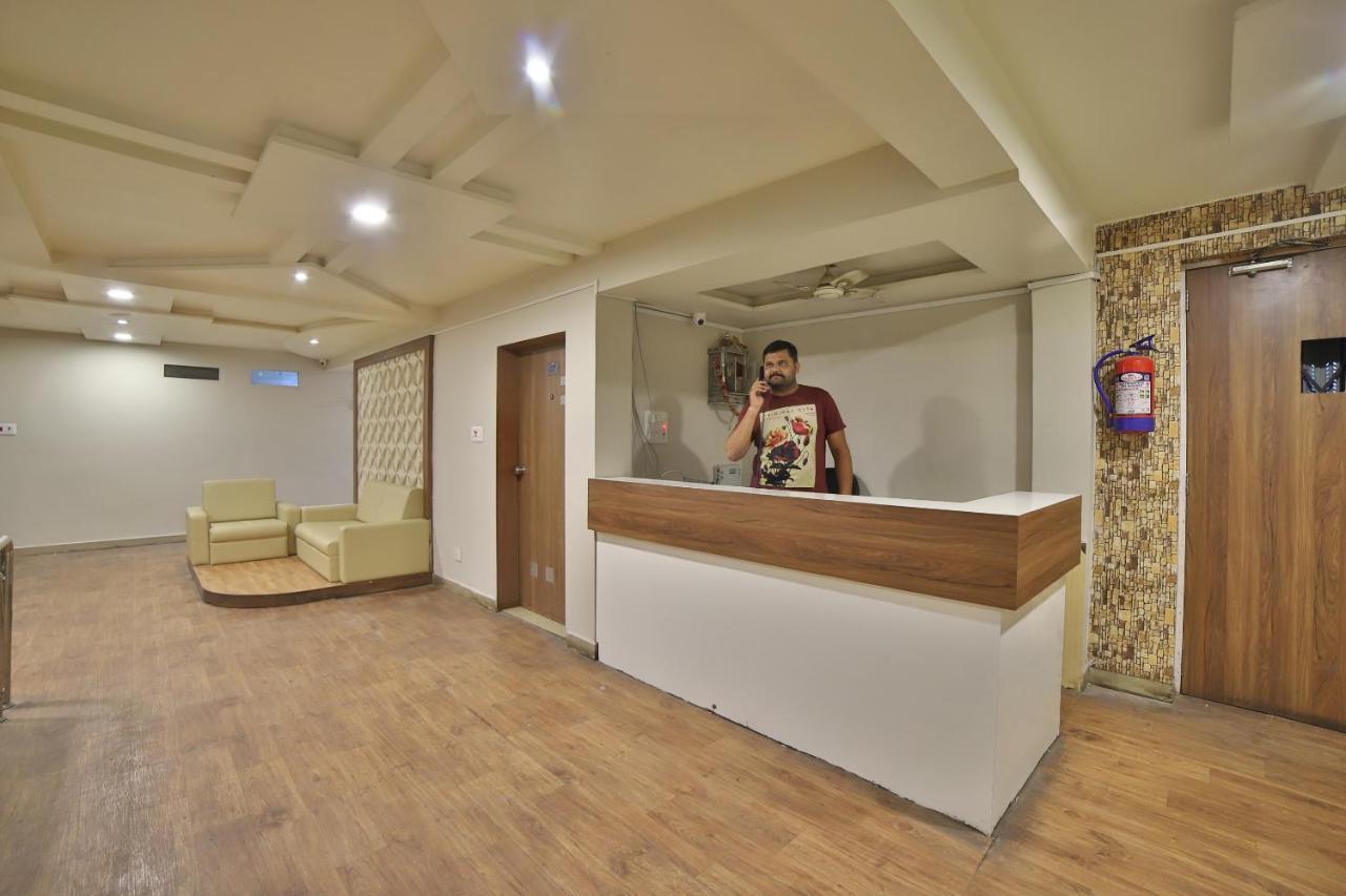 Oyo 41929 Hotel Loyal Residency Jāmnagar エクステリア 写真